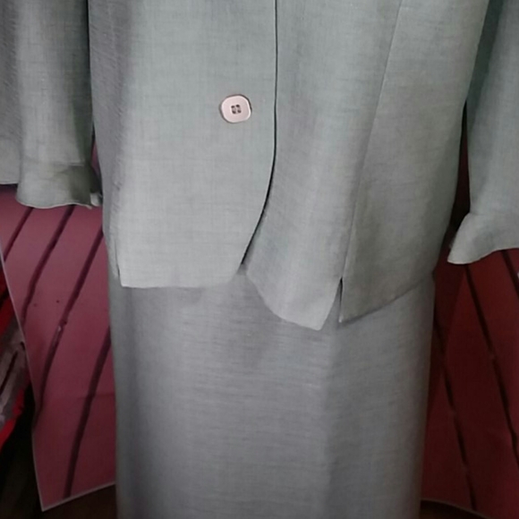 Top and Skirt set by Leslie Fay. - Picture 3 of 4